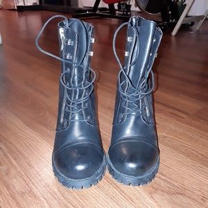 Lace combat boot size 8
